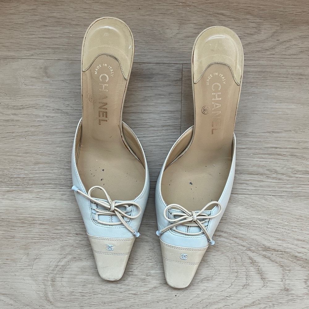 CHANEL Vintage two toned white beige leather mules
